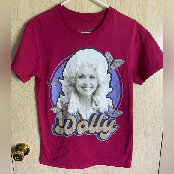 Dolly Parton butterfly Graphic Raspberry Color T-shirt Sz Small - Picture 1 of 9